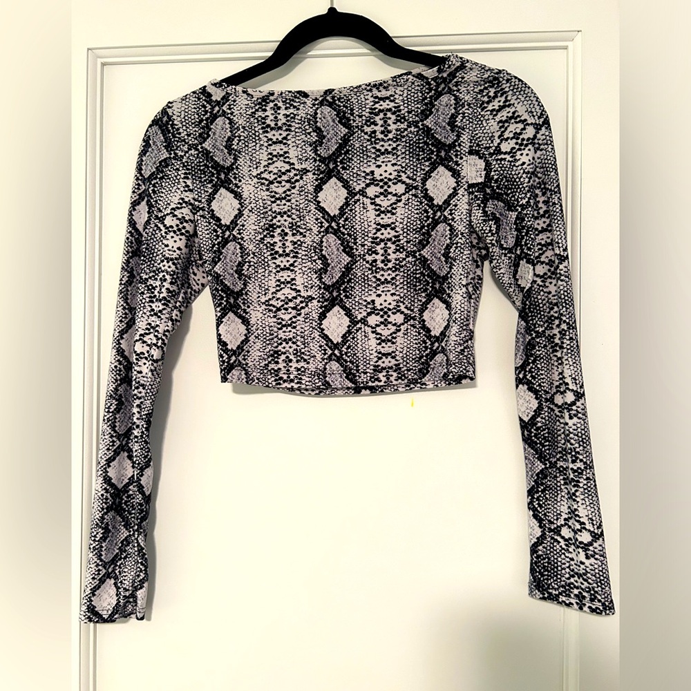 Windsor long sleeve snake skin print going out top size small